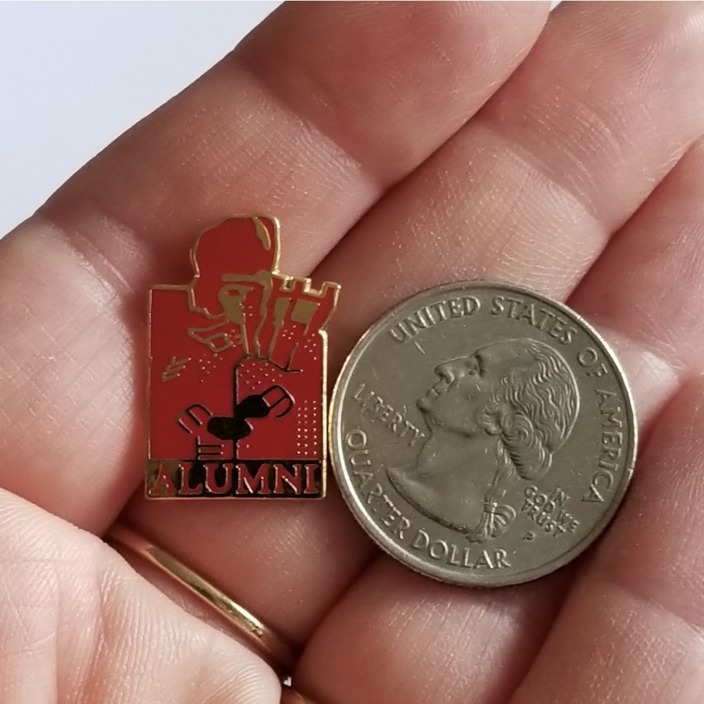 Alumni pin bagpiper red enamel Gold tone brooch Scotland Scottish - Picture 7 of 9